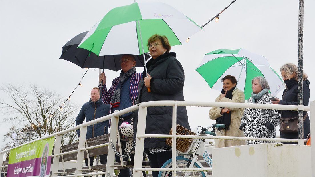 Marina van der Velde neemt op een rondvaartboot afscheid als burgemeester