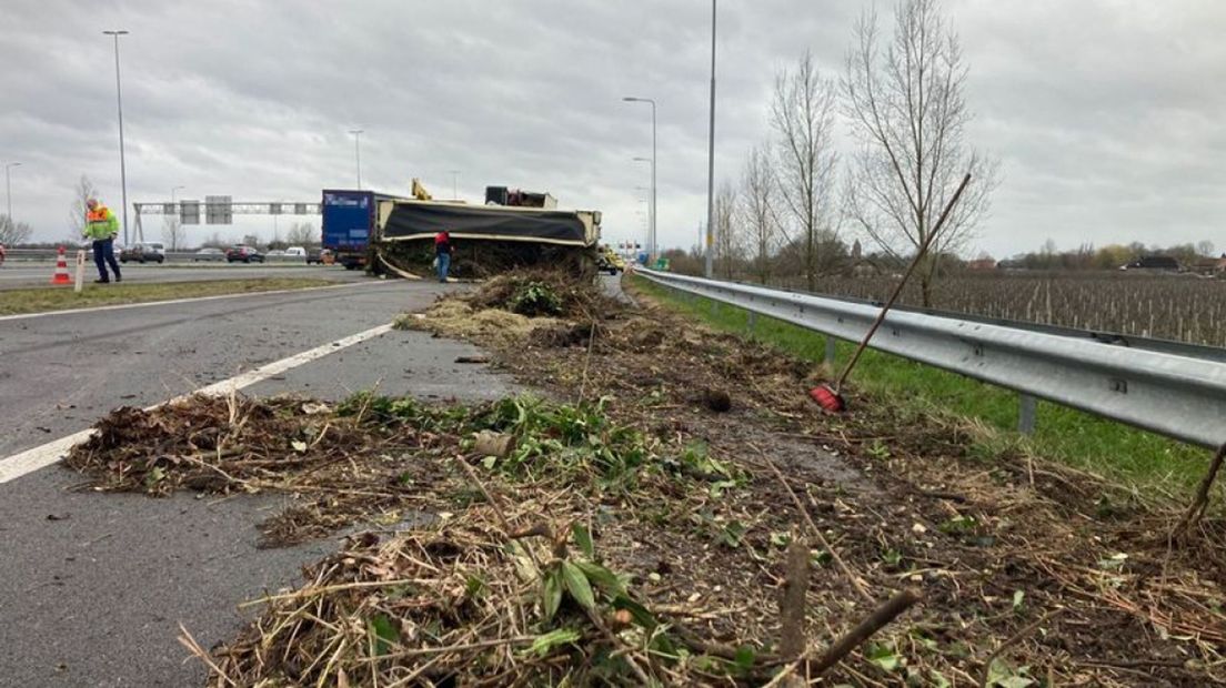 De vrachtwagen was geladen met groenafval dat op de weg belandde.