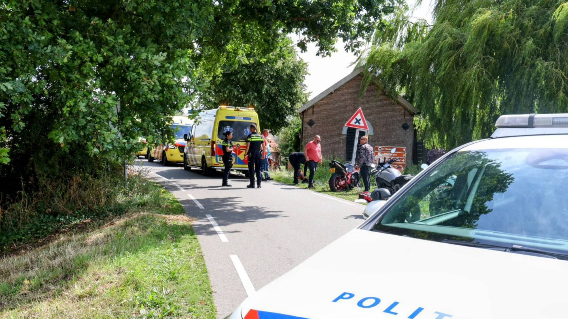 Motorfietser en dijkwandelaars gewond • zwaar ongeluk bij Meddo.