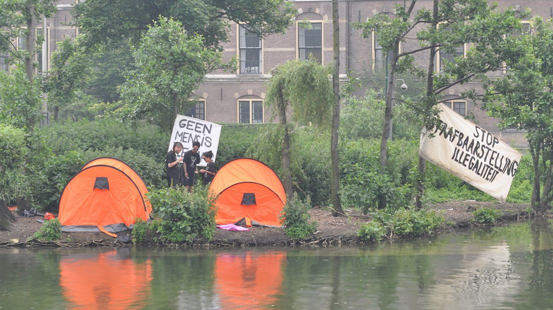 Vluchtelingen kamperen op het eiland in de Hofvijver als protest (Richard Mulder)