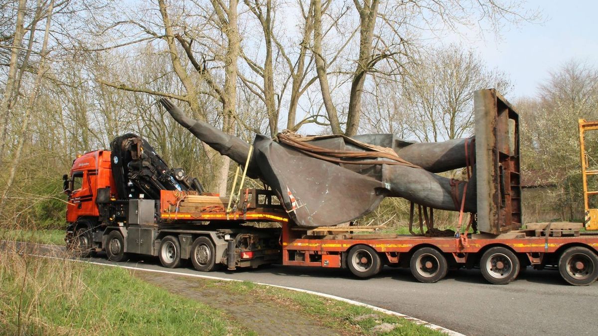 Beeld Lenin is weggehaald uit Fontana