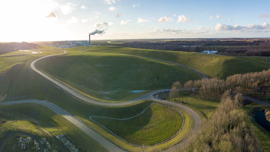 Deze week wordt er begonnen met de aanleg van paden op de VAM-berg (foto RTV Drenthe/Fred van Os)