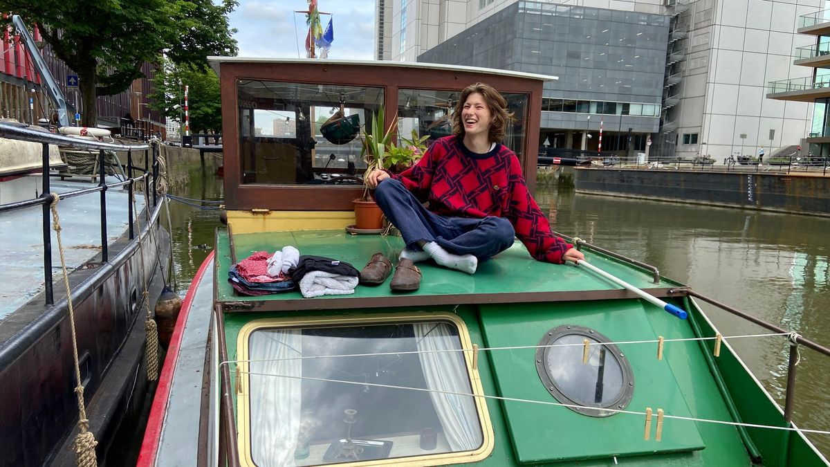 Even binnenkijken! Student Tomás woont op eigen sleepbootje in hartje