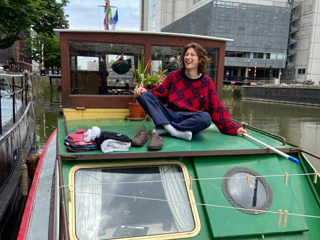 Tomás op zijn boot 'de Kleine Beer'