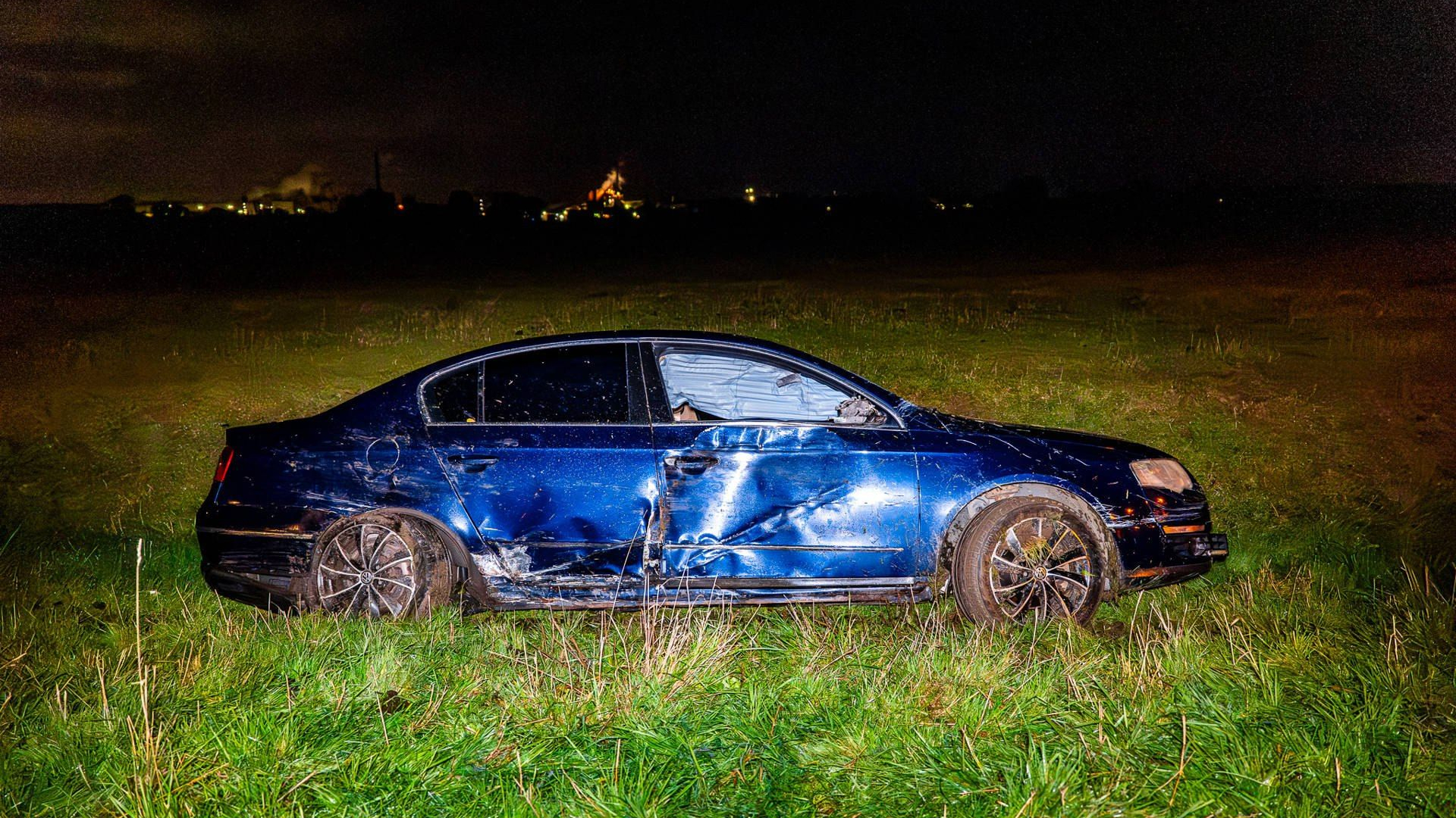 Auto rijdt van dijk af en botst tegen hek waar pony's staan