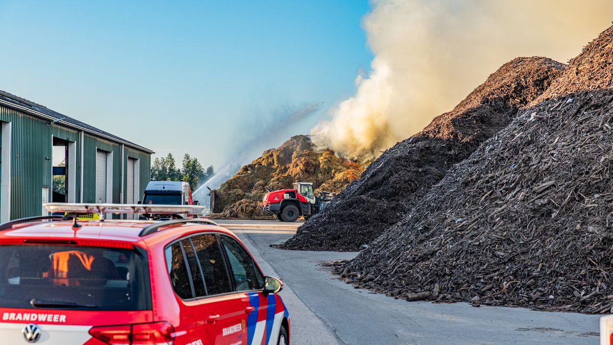 Grote bult gras in brand bij bedrijf in Kootstertille