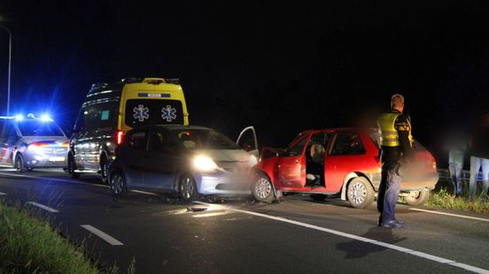 Botsing bij mogelijke straatrace, rijbewijzen ingenomen. Botsing bij mogelijke straatrace, rijbewijzen ingenomen.