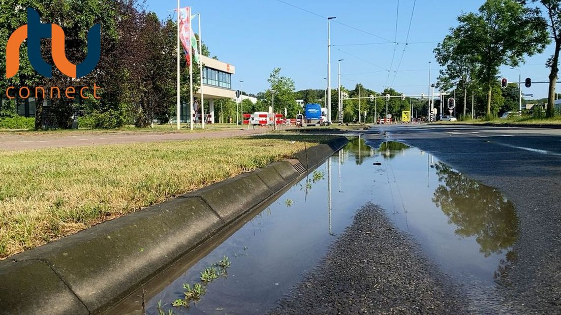 Water op de weg als gevolg van de leidingbreuk