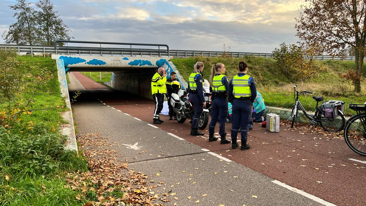 Aanrijding tussen twee fietsers in Hardenberg, 1 persoon naar ziekenhuis.