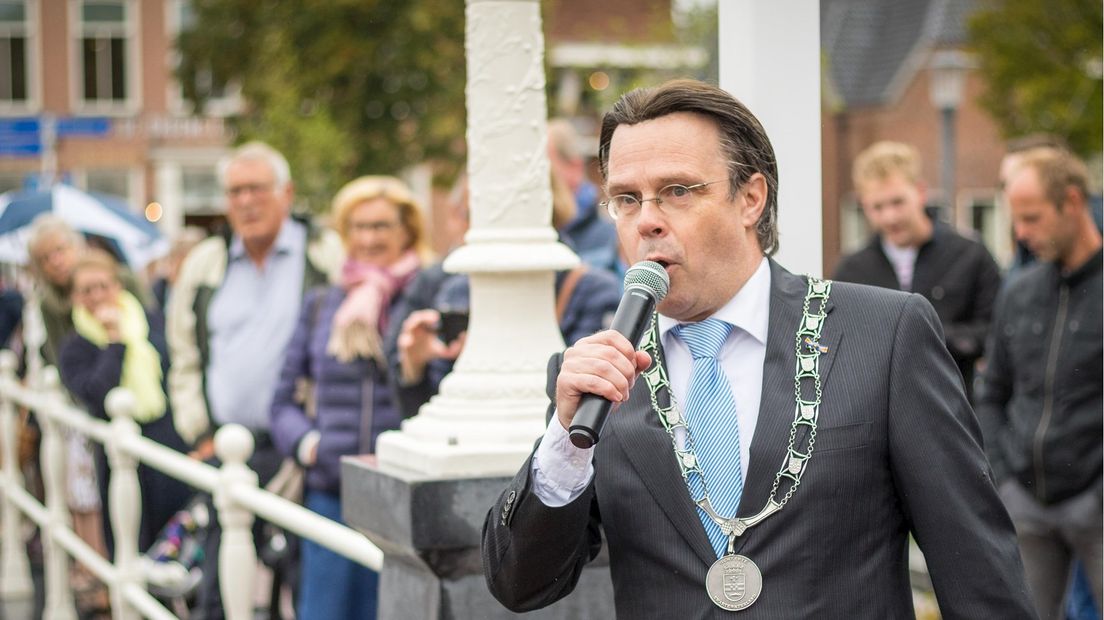 Burgemeester Bilder opent de brug