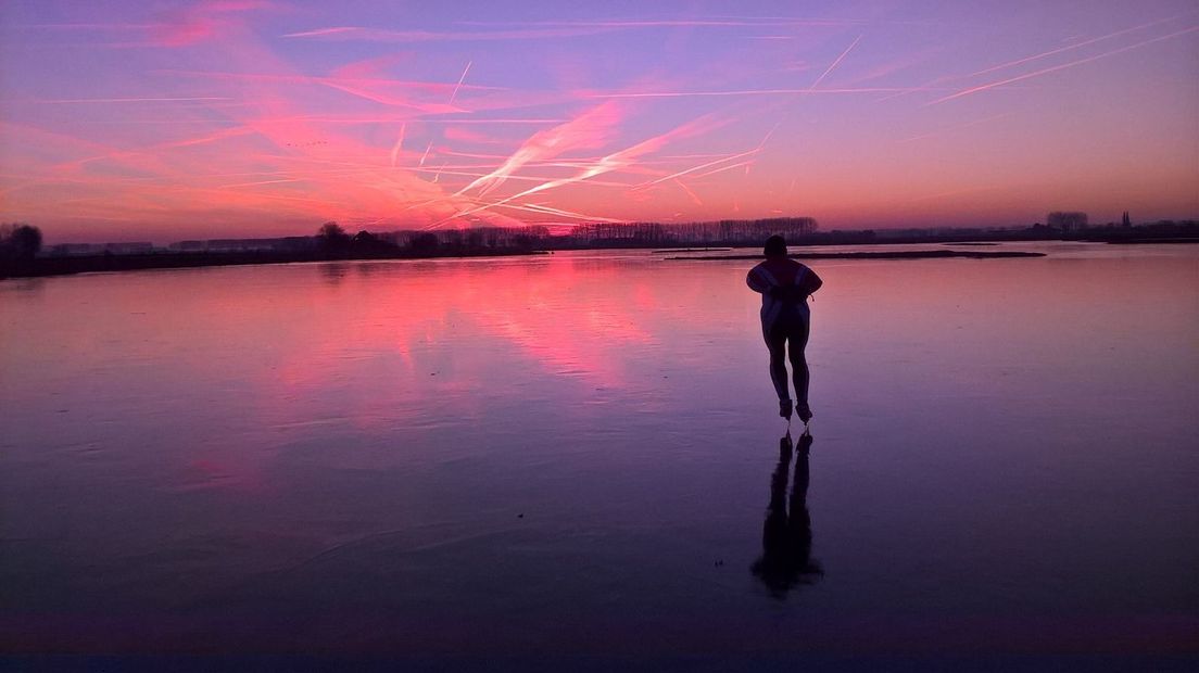 Schaatsen bij zonsopkomst bij Groede