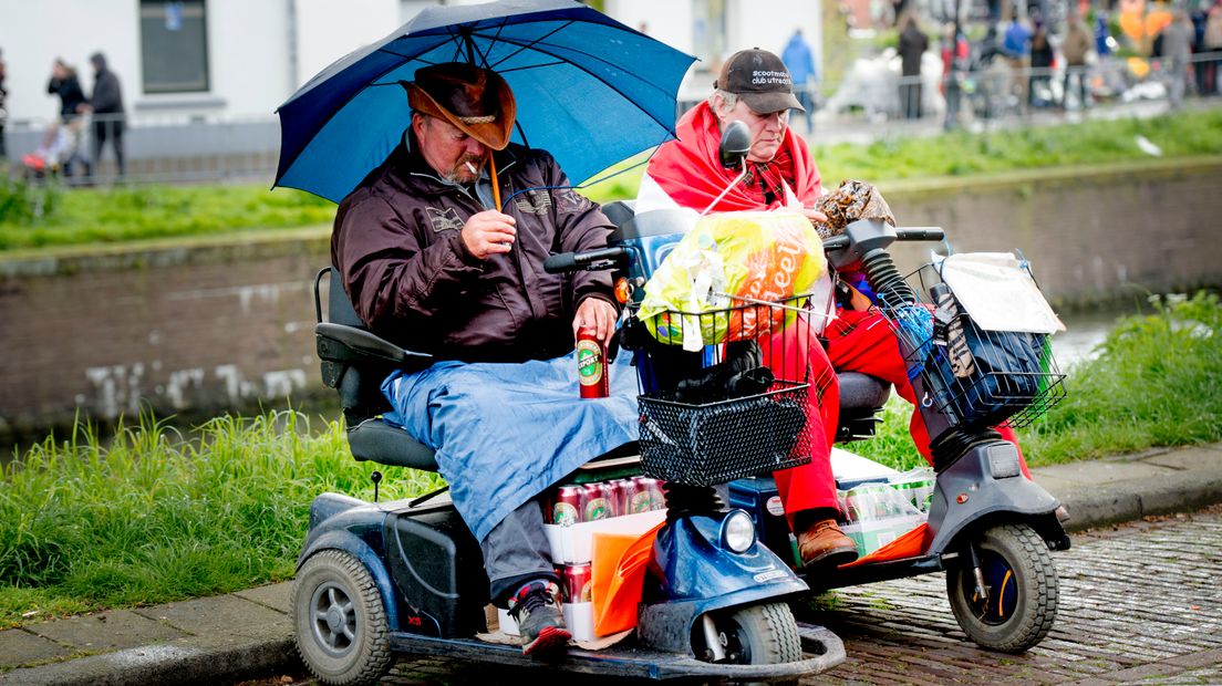 Bezoekers tijdens de vrijmarkt.