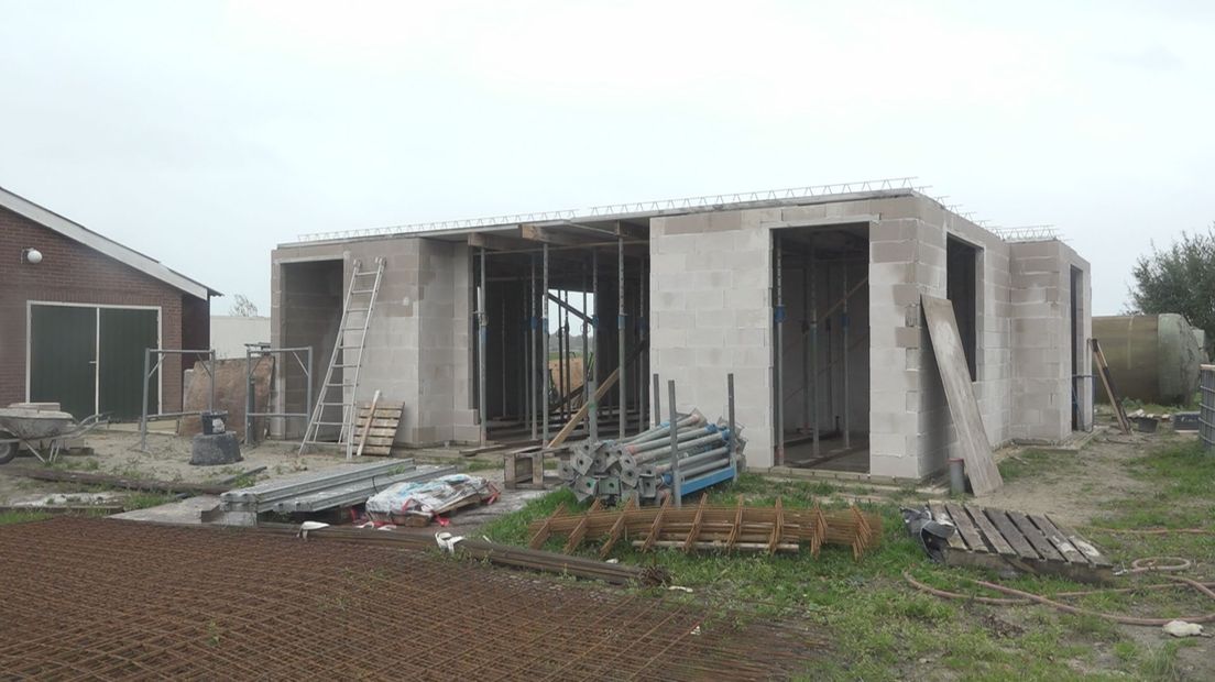 De nieuwe woning van het gezin op de plek van het voormalige purhuis