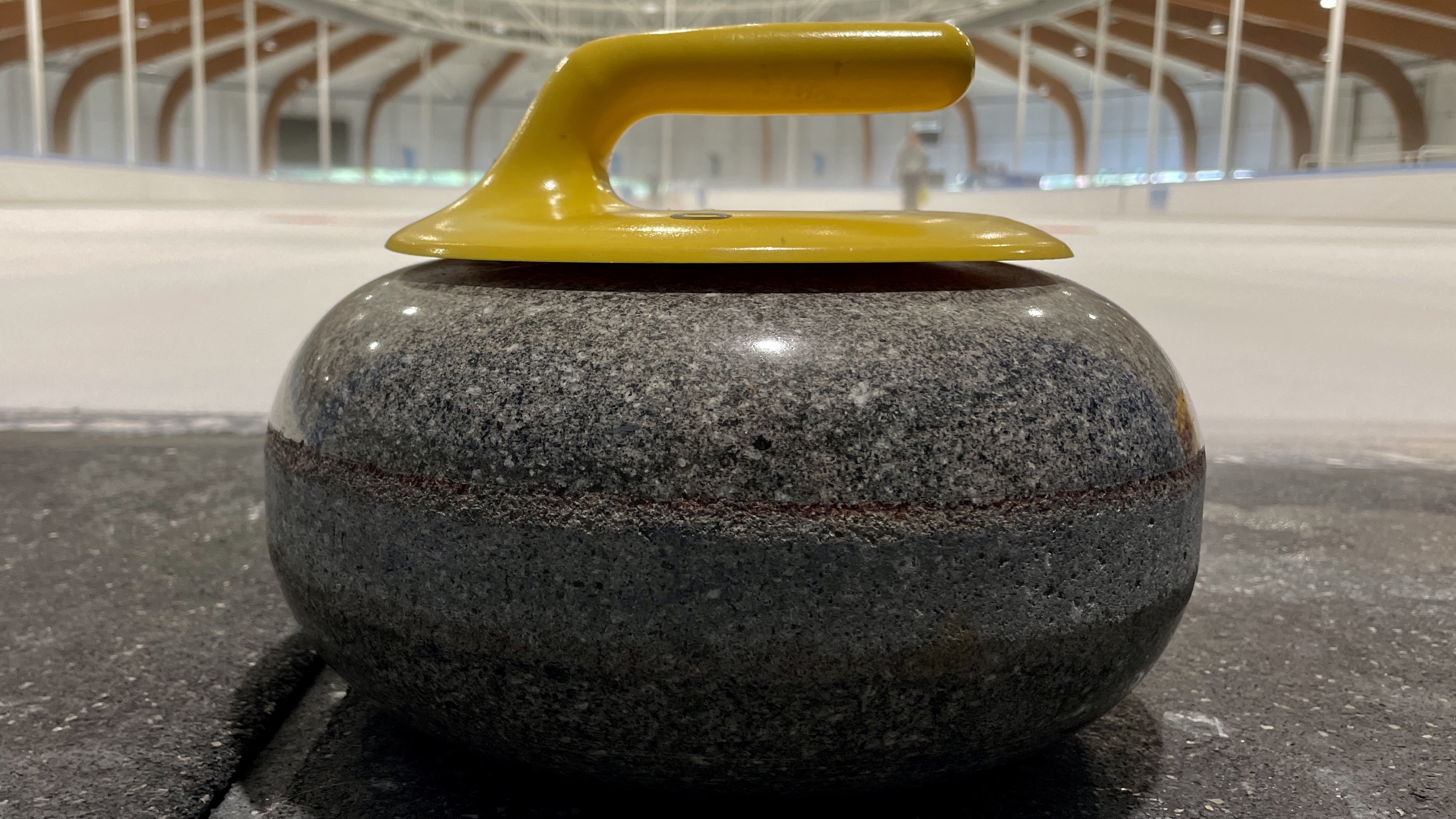 De graniten curlingstien waacht sa'n 20 kilo