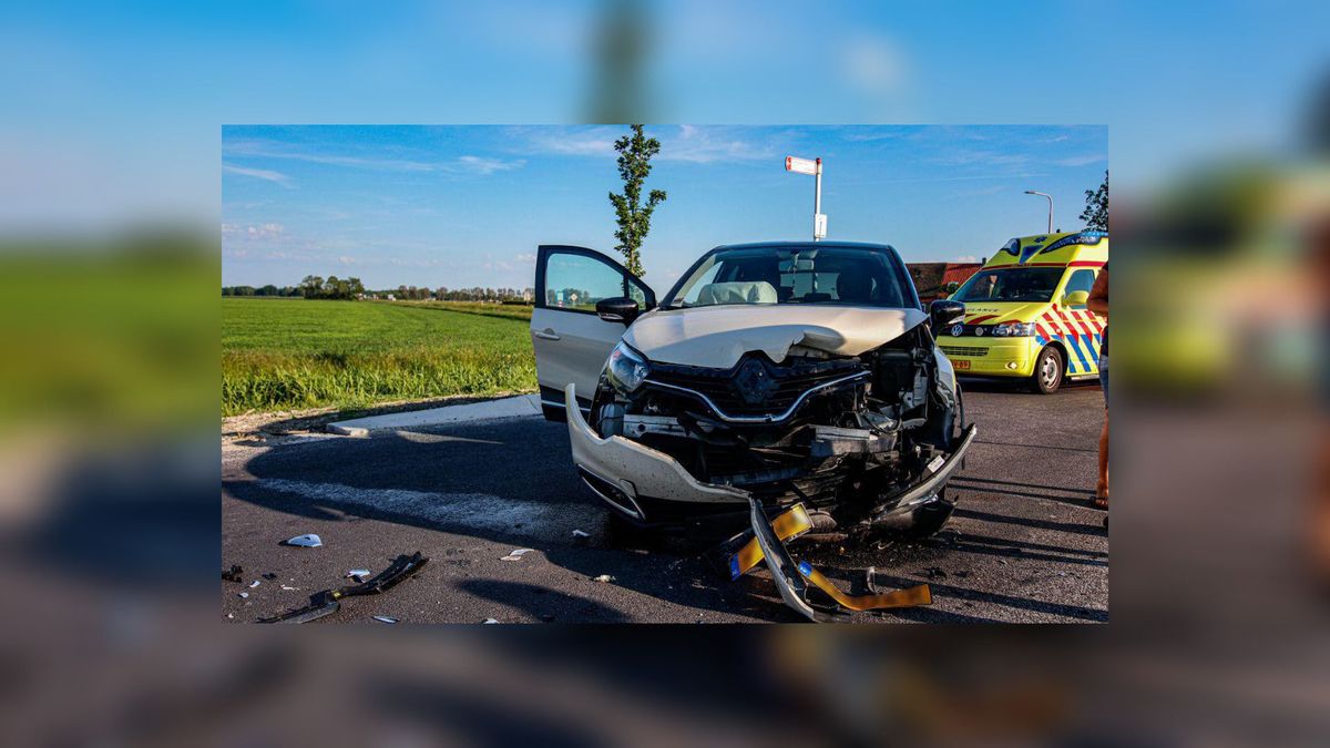 Twee auto's botsen op de N358 bij Oosternijkerk