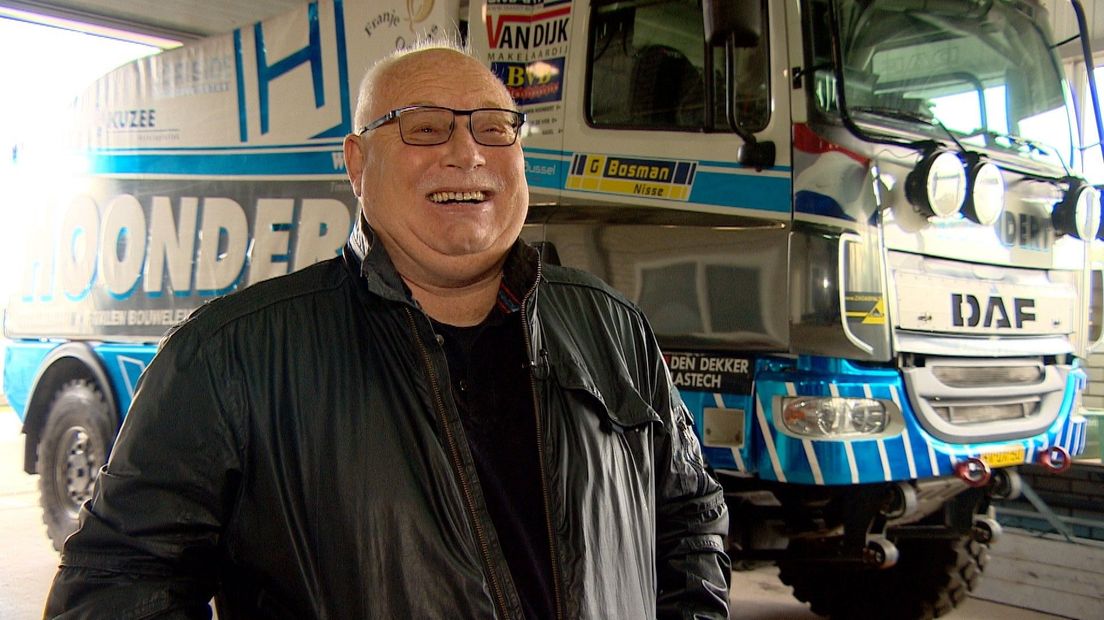 Adwin Hoondert voor zijn rallytruck in de werkplaats