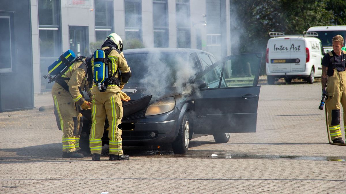 Brandweer blust autobrand in Emmen RTV Drenthe