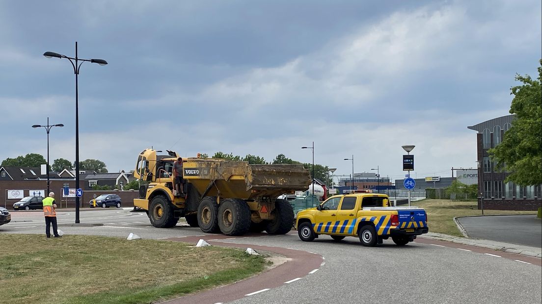 Kapot bouwvoertuig stilgevallen bij rotonde in Rijssen