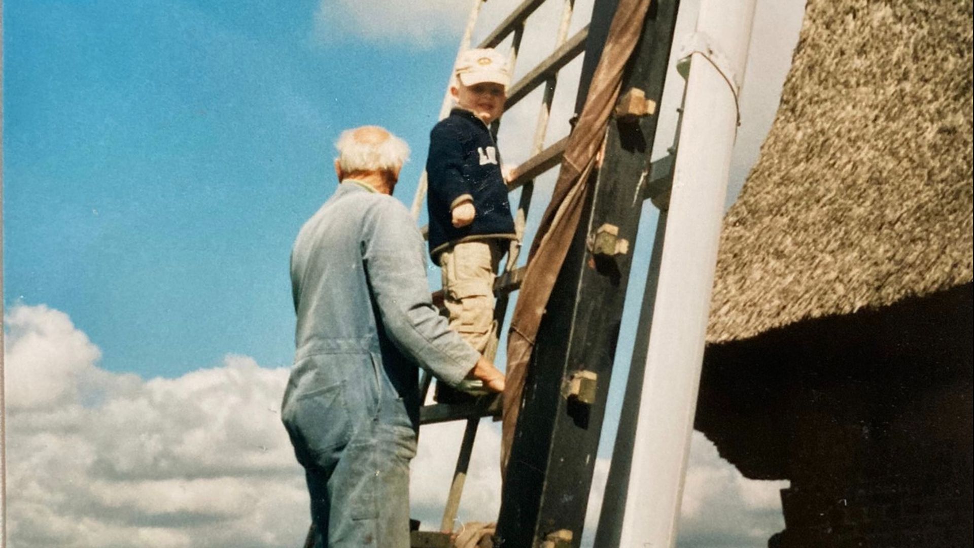 Rik Klapwijk met zijn opa op de molen