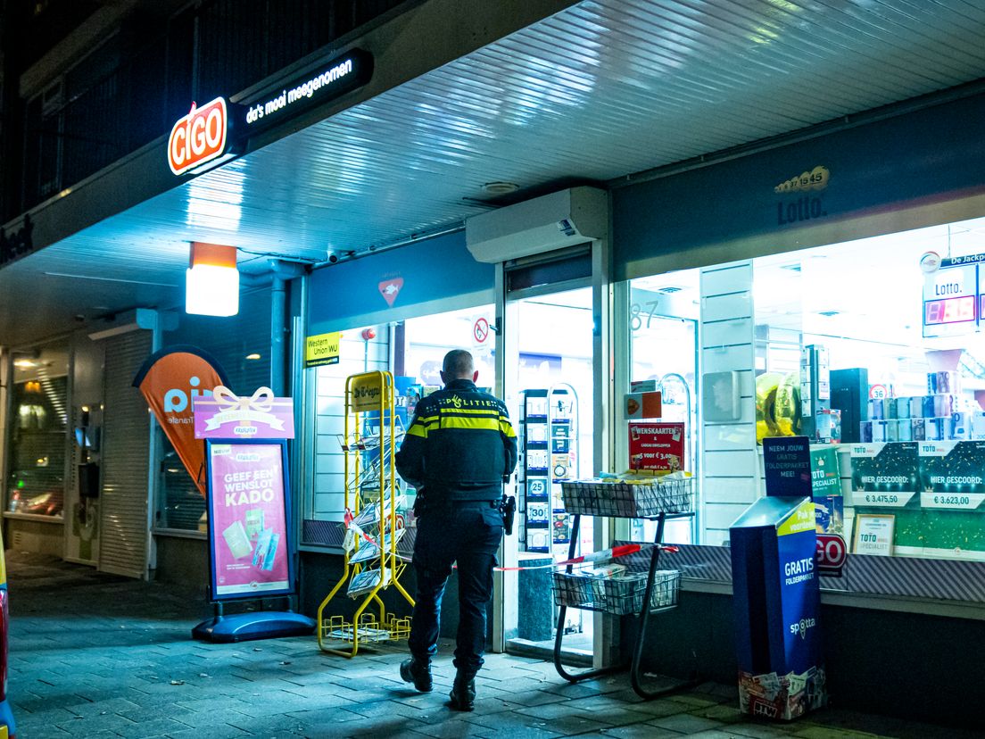 De politie doet onderzoek na de overval op een tabakswinkel in Rotterdam