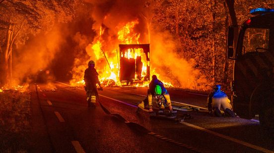 Foto: Oplegger vliegt in brand, N302 volledig afgesloten