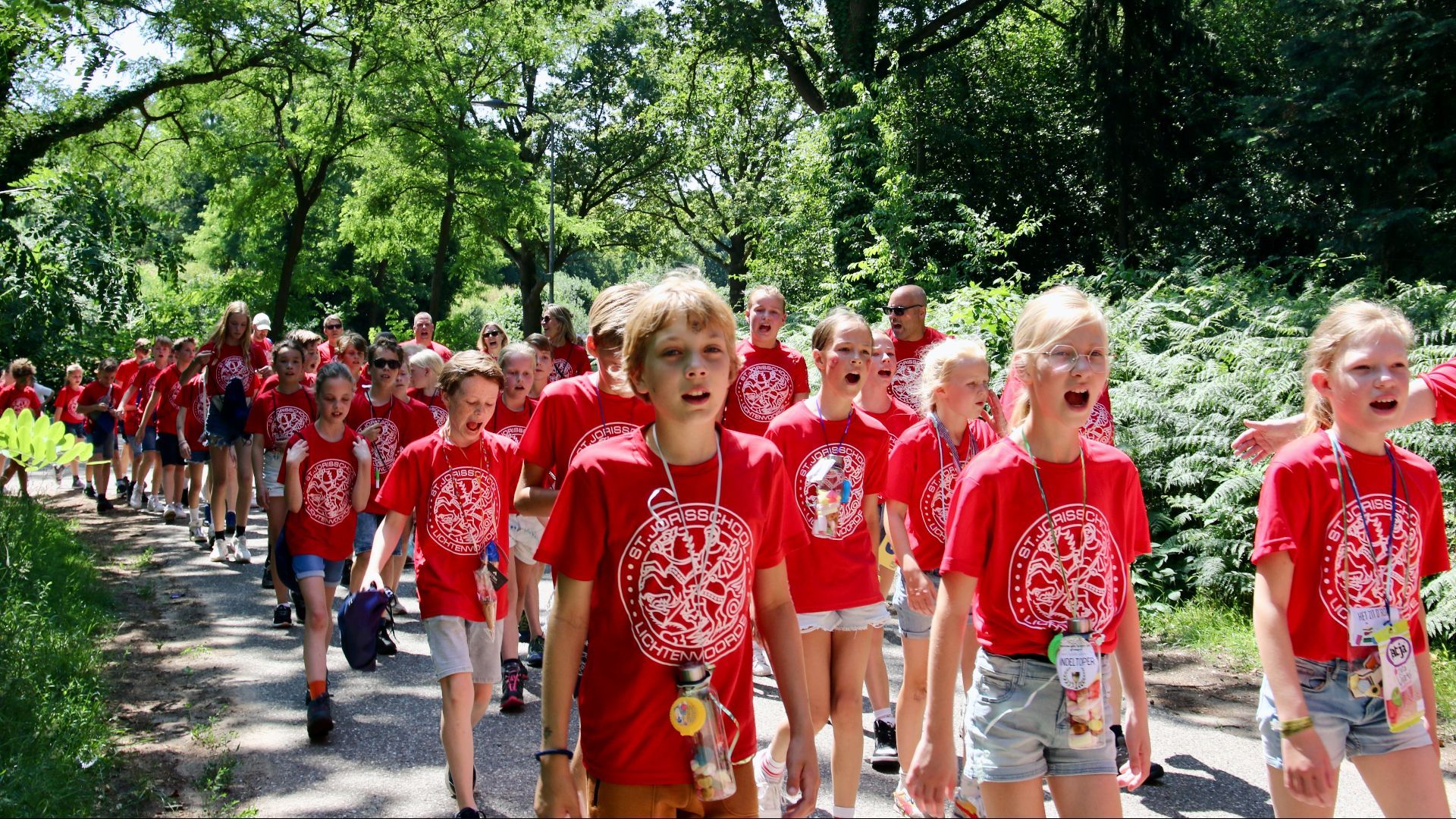 Veel scholen lopen normaliter mee tijdens de avondvierdaagse.