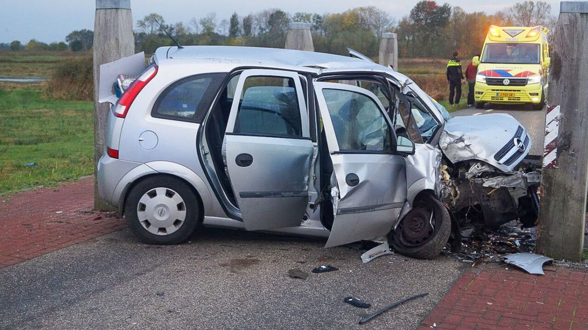 Drie gewonden bij botsing op wegversmalling in De Westereen