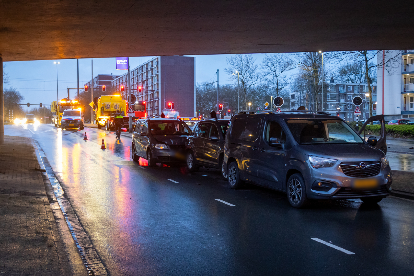 Door de kop-staartbotsing was tijdelijk een rijstrook afgesloten.