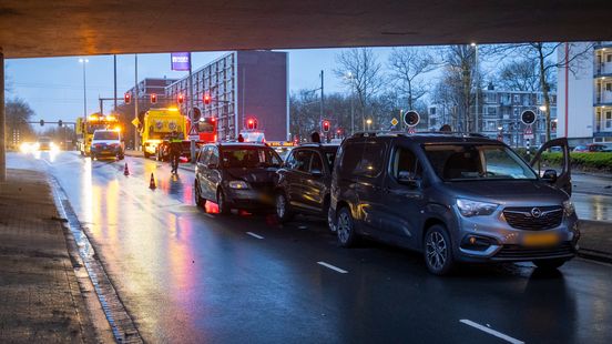 Twee mannen betrapt tijdens cocaïnedeal | Drie auto's klappen op elkaar onder viaduct