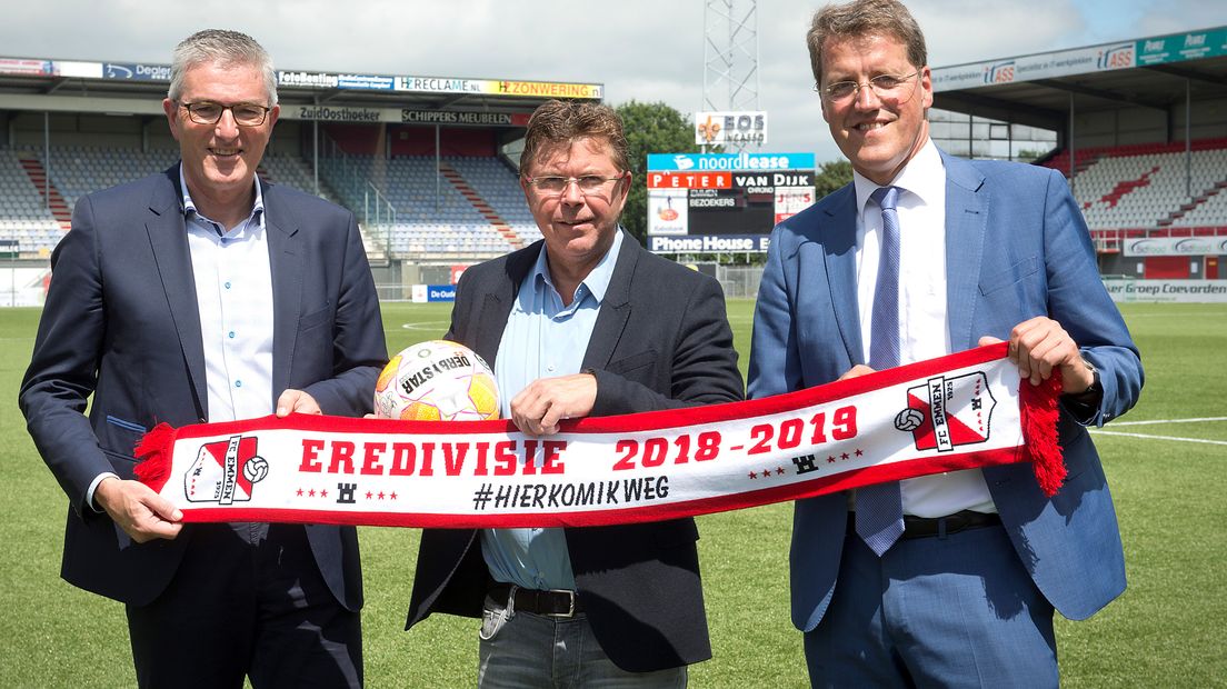 Gedeputeerde Henk Jumelet, de directeur van FC Emmen Wim Beekman en burgemeester Eric van Oosterhout (v.l.n.r.) (Rechten: Jan Anninga)