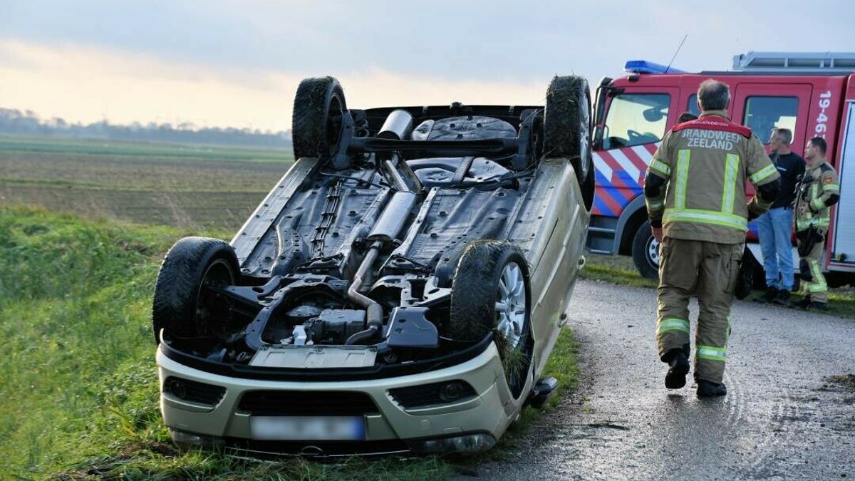 Auto eindigt op de kop in sloot bij Gapinge, wordt verlaten gevonden