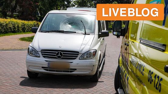 busje schept fietsster • motorrijders gewond na botsing. busje schept fietsster • motorrijders gewond na botsing.