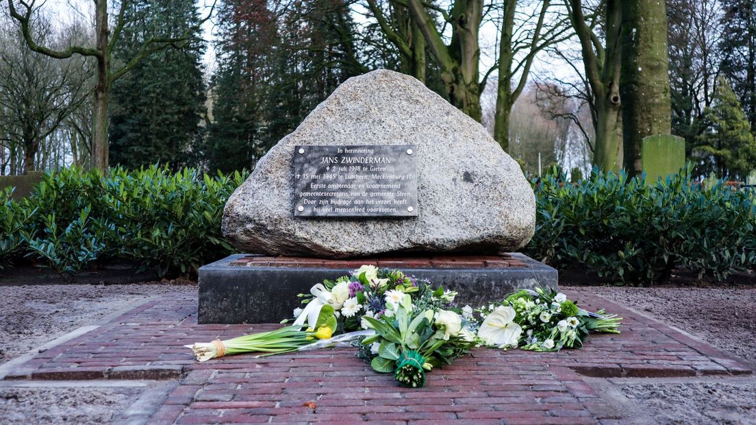 Het monument staat bij de begraafplaats achter de kerk (Rechten: Gemeente Coevorden/Iris Viola)