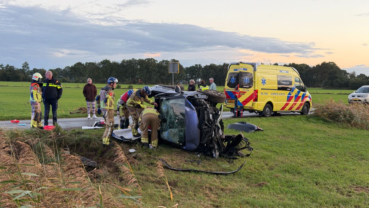 112 Nieuws: Auto raakt van de weg in Sint Jansklooster | Fietser zwaargewond in Hengelo