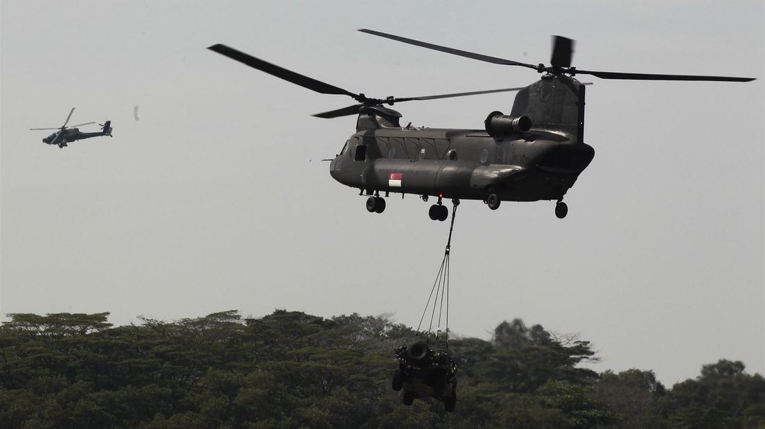 Een Chinook CH-47 helikopter (rechts)