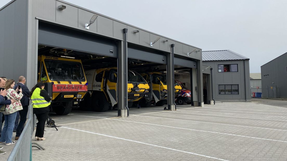 De grote, gele crashtenders staan onder dak in de uitrukhal.