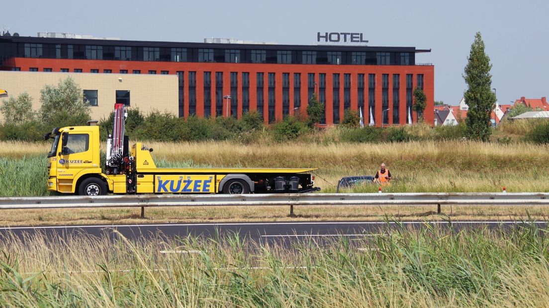 De auto die tussen het riet verdwenen was, moest worden meegenomen door een bergingsbedrijf