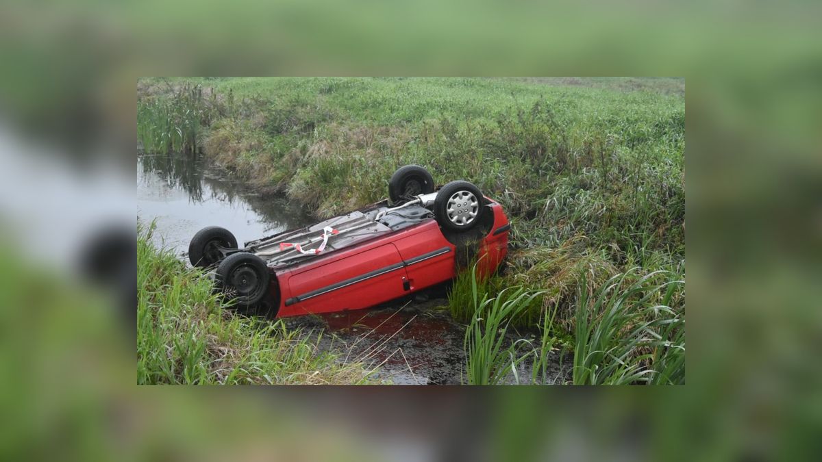 Auto belandt op zijn kop in de sloot in Nijetrijne