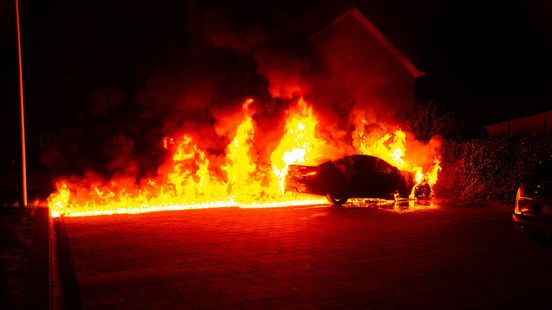 Auto brandt uit in felle vlammenzee