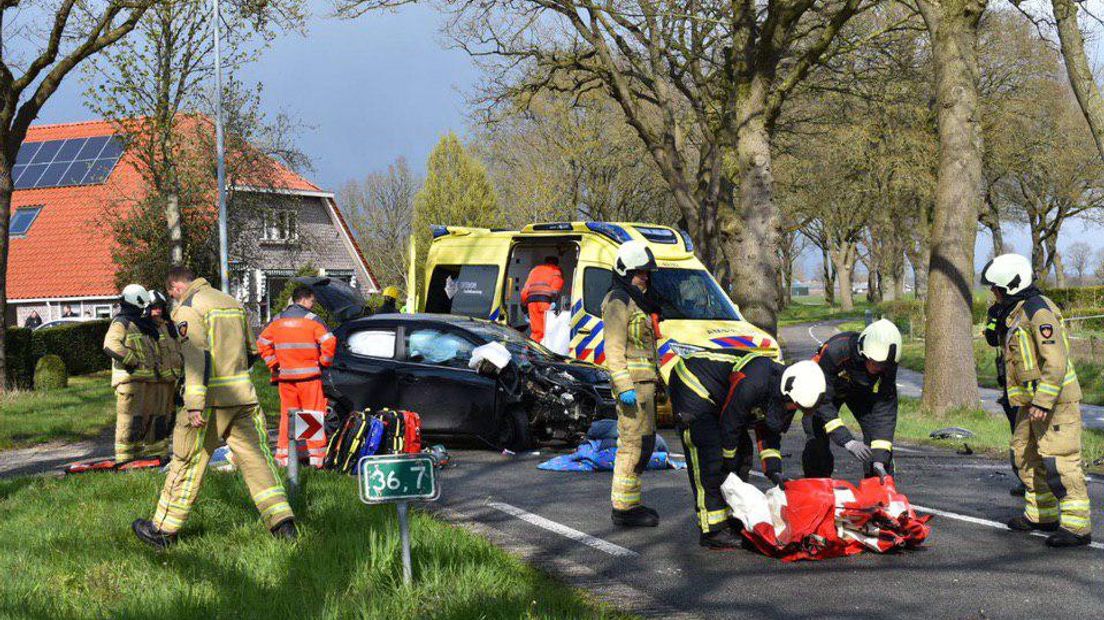 De auto botste tegen een boom op de Hoogeveenseweg in Brunginge (Rechten: De Vries Media)