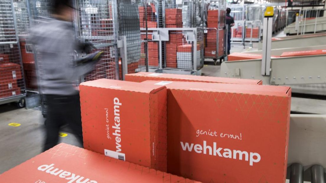 Personeel in het distributiecentrum van Wehkamp in Zwolle.
