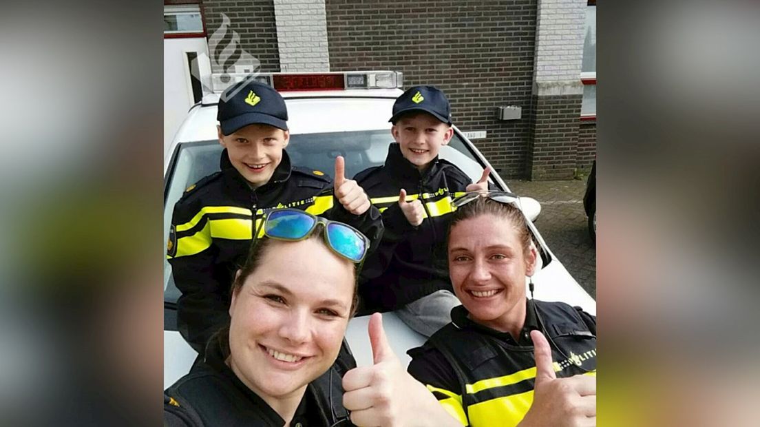 Jeugd Agent Monique met haar collega en de collega's in spé