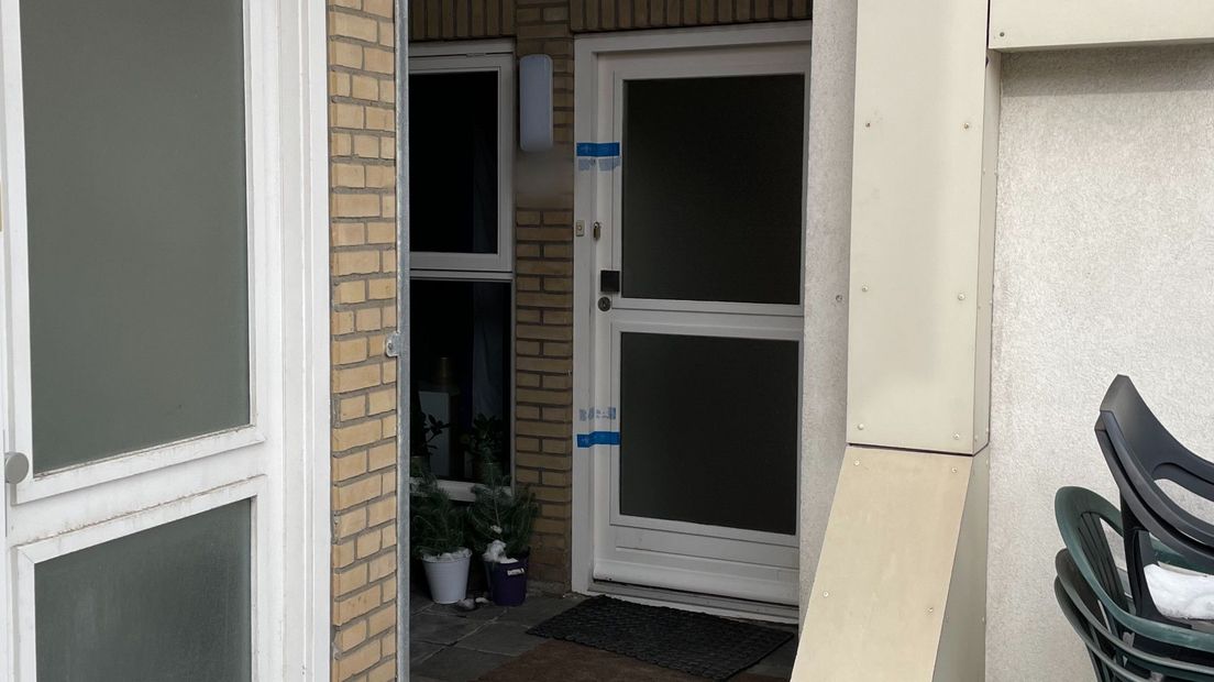 Voordeur van het huis is verzegeld door de politie