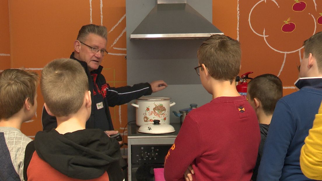 Ronald van Leeuwen legt uit wat te doen bij vlam in de pan.