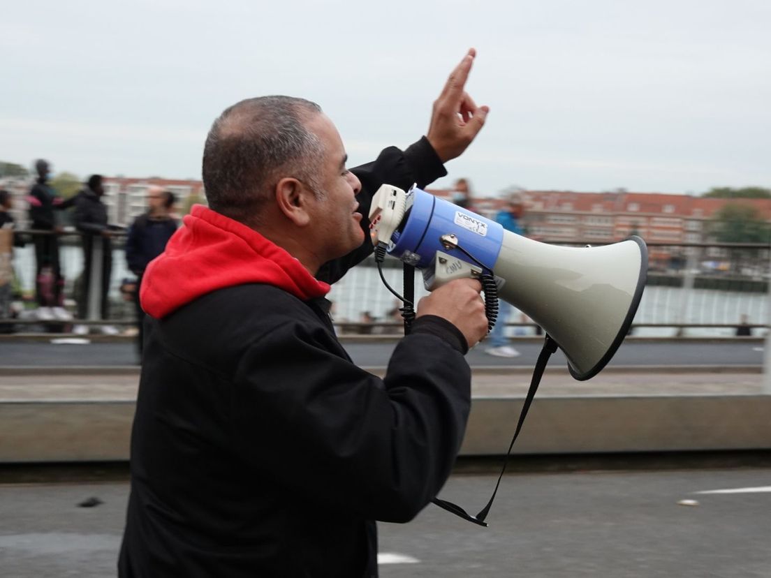 Mustapha Eaisaouiyen tijdens Woonopstand in  Rotterdam