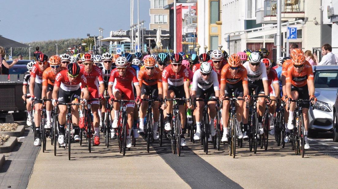 De renners van de Tacx Pro Classic op de boulevard van Vlissingen