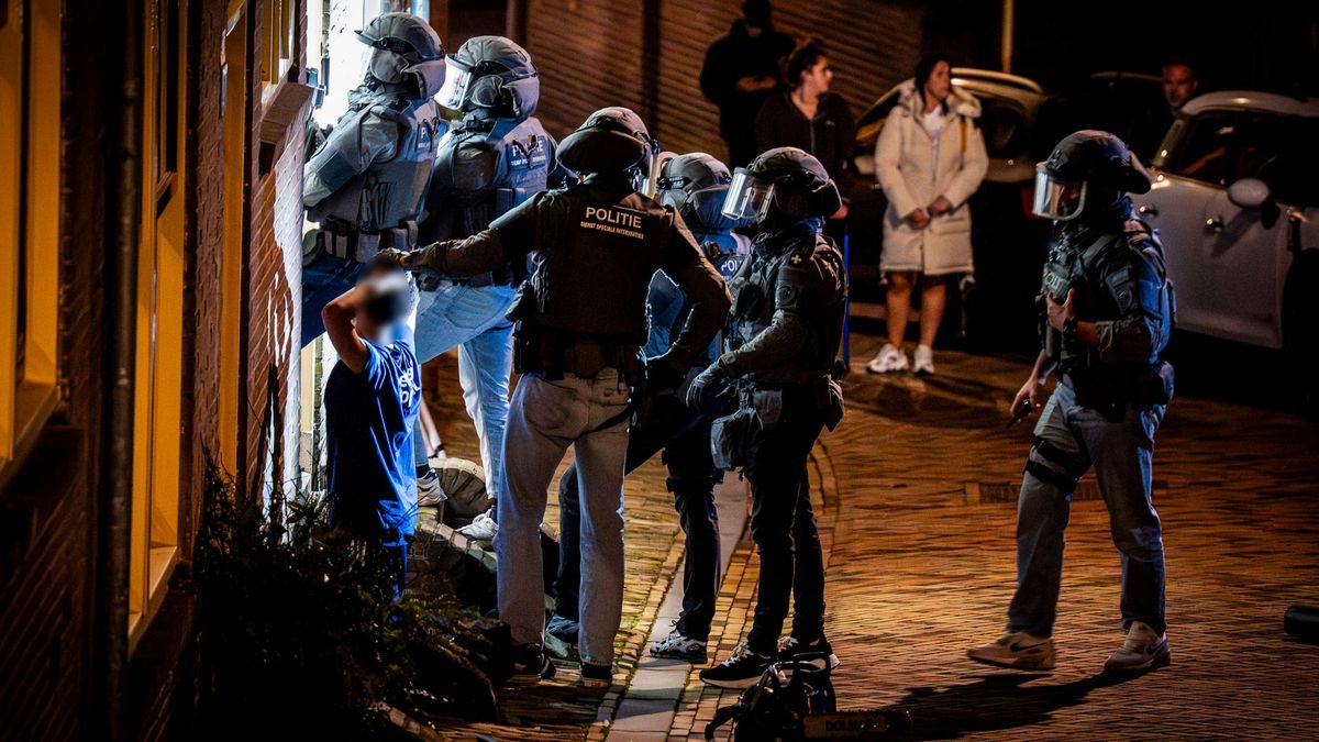 Arrestatieteam dwingt man op de knieën in Arnhem