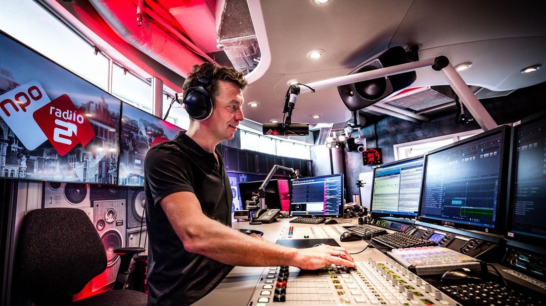 Jan-Willem Roodbeen in de studio van NPO Radio 2