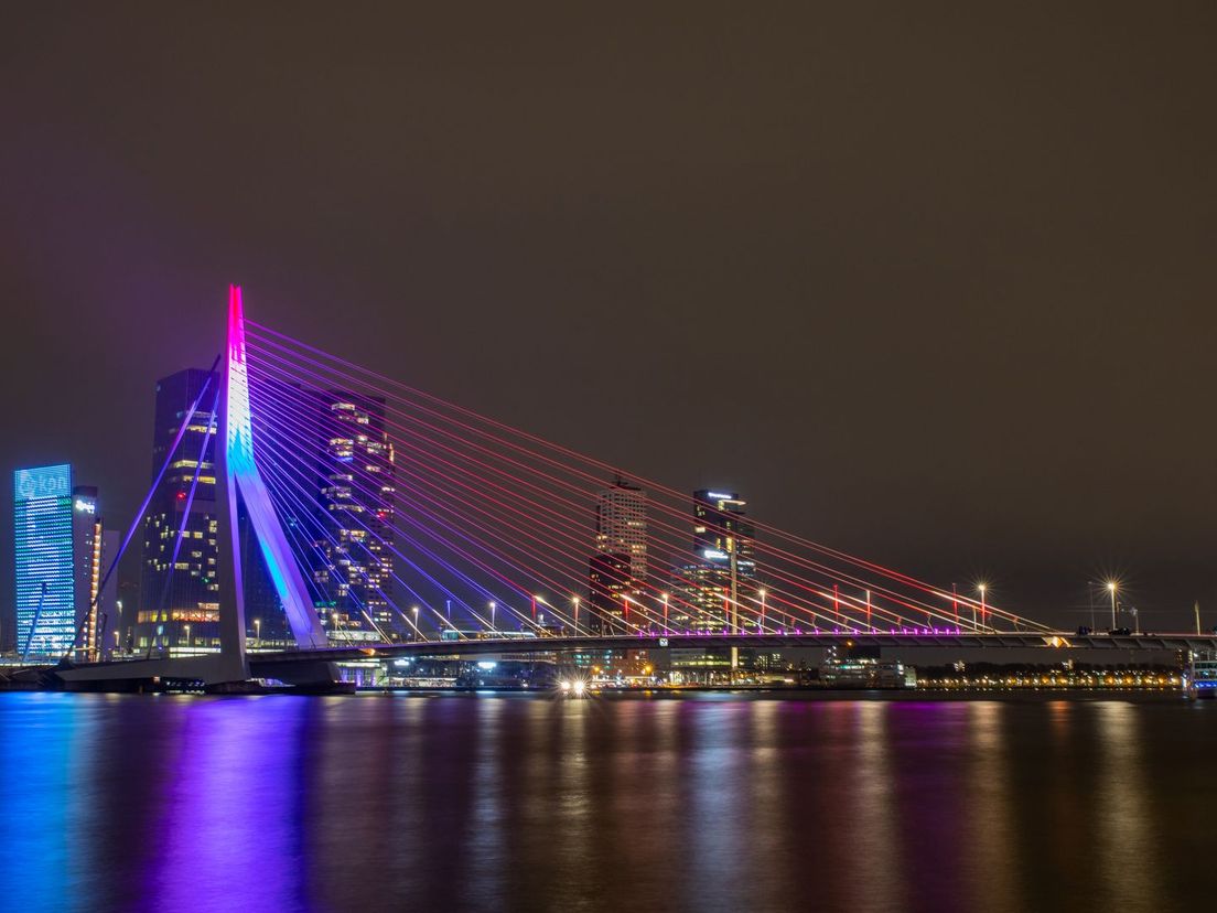 Erasmusbrug in rood wit blauw