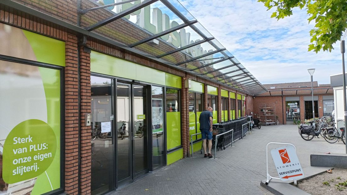 De plaatselijke supermarkt in Benthuizen, epicentrum van klachten over de krantenbezorger
